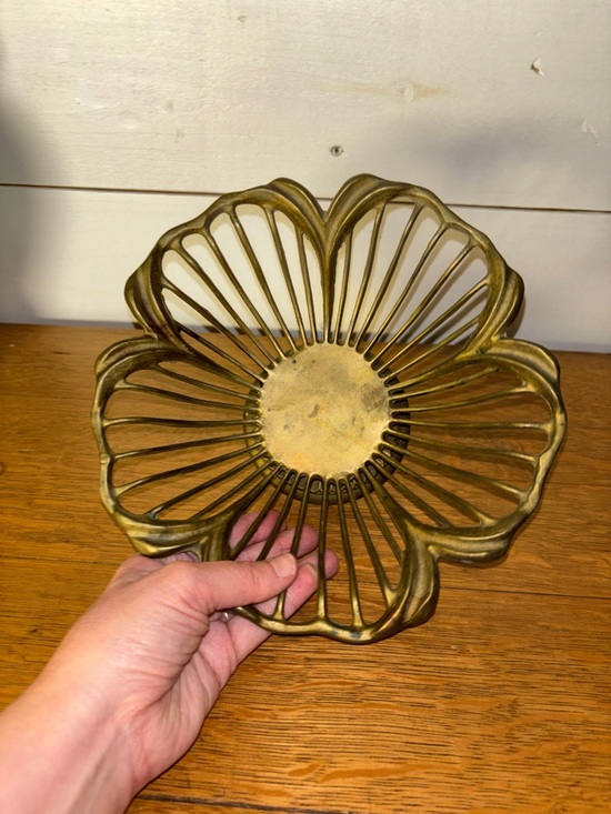 VINTAGE BRASS FRUIT BOWL Gold Tone Pedestal Ornate Metal Dish - Picture 4 of 9